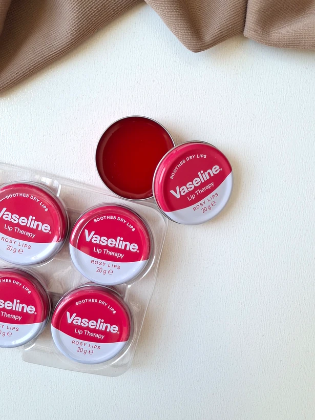 بالم لب کاسه ‌ای وازلین Vaseline اصلی با رایحه گل رز نرم کننده و درمان خشکی و ترک لب ها